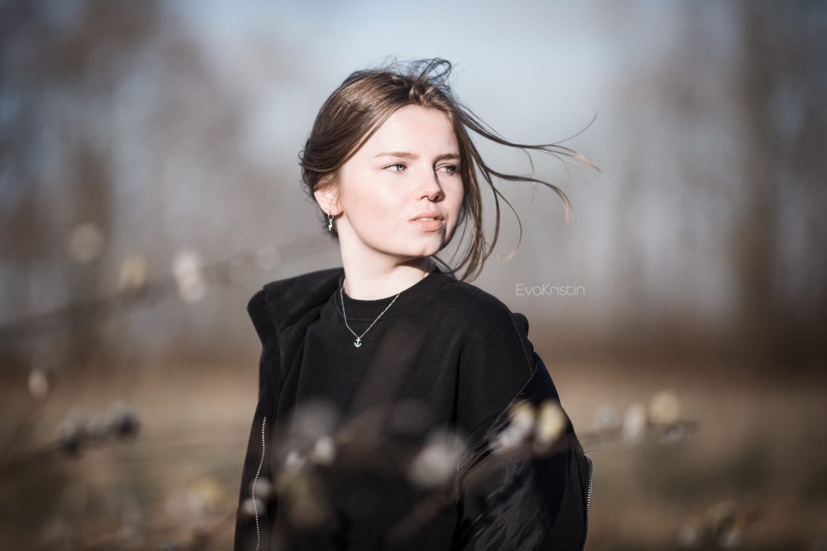 Model mit blauen Augen und blondem Haar